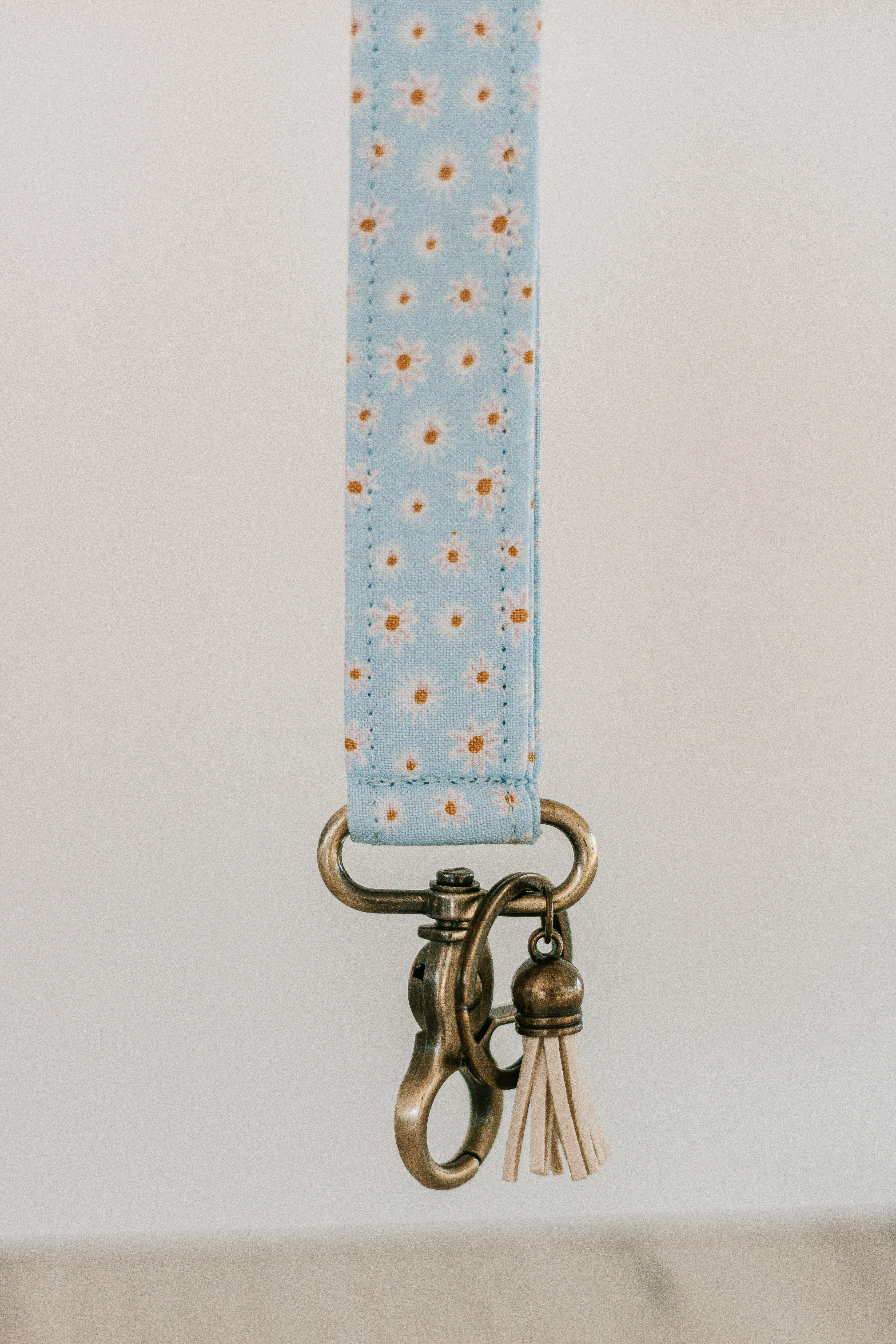Baby Blue Daisies | Keychain Wristlet